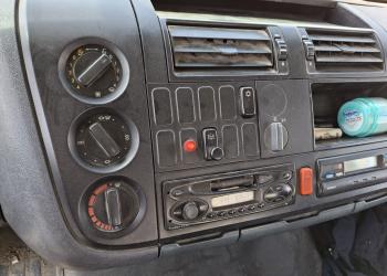 Mercedes-Benz ATEGO 1518 K rib. Tril. con gru