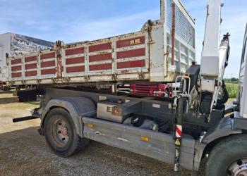 Mercedes-Benz ATEGO 1518 K rib. Tril. con gru