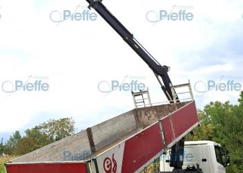 Scania P 124 L 420 ribaltabile tril. con Gru