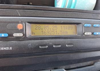 Mercedes-Benz ATEGO 1518 K rib. Tril. con gru