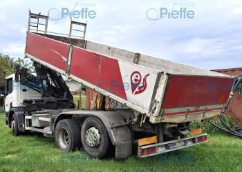 Scania P 124 L 420 ribaltabile tril. con Gru