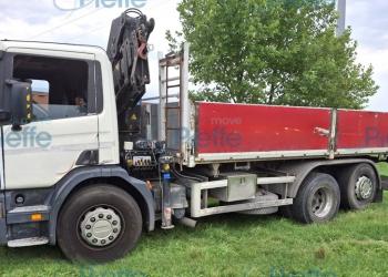 Scania P 124 L 420 ribaltabile tril. con Gru